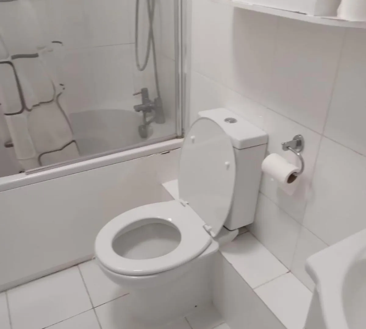 לונדון Exclusive Luxurious Double Bedroom In A Beautiful Shared Flat Close To Transit & Grocery Stores בית אירוח