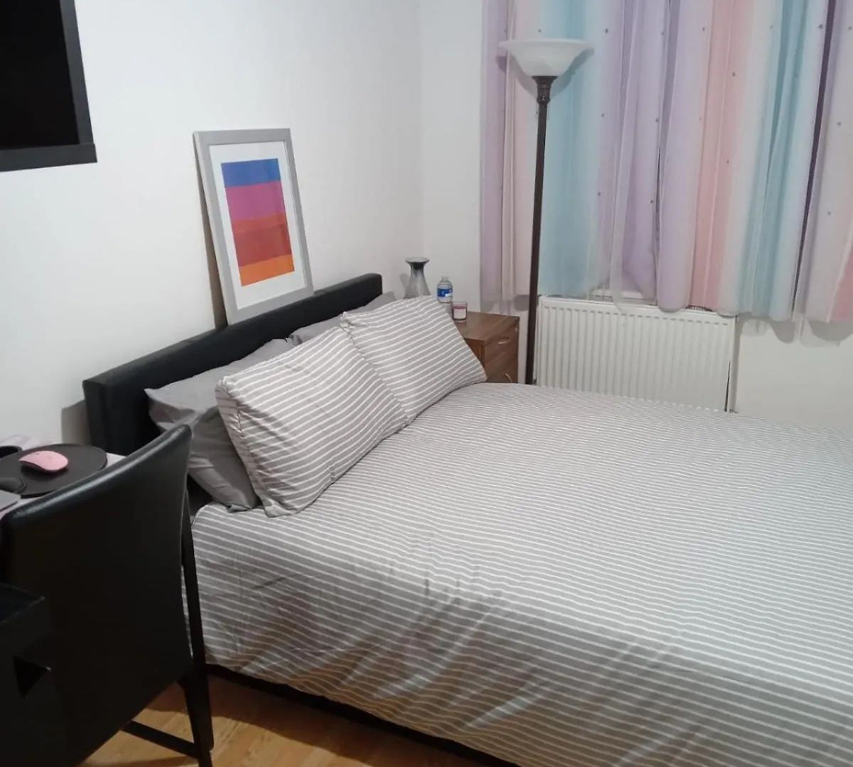 לונדון Exclusive Luxurious Double Bedroom In A Beautiful Shared Flat Close To Transit & Grocery Stores 0*,  בריטניה