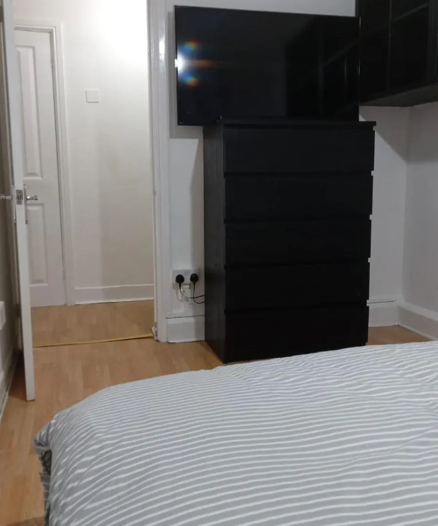 לונדון Exclusive Luxurious Double Bedroom In A Beautiful Shared Flat Close To Transit & Grocery Stores