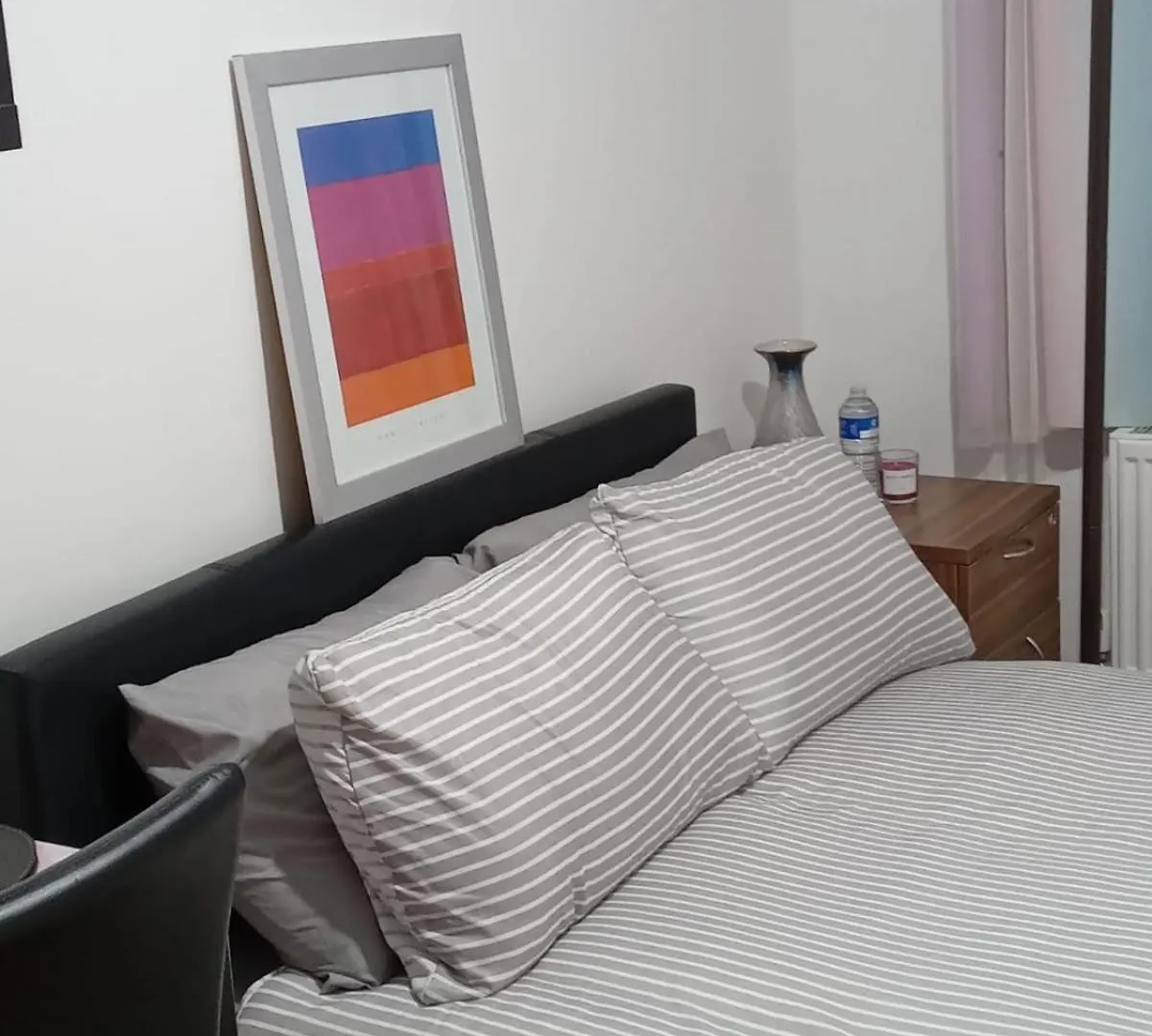 לונדון Exclusive Luxurious Double Bedroom In A Beautiful Shared Flat Close To Transit & Grocery Stores בית אירוח