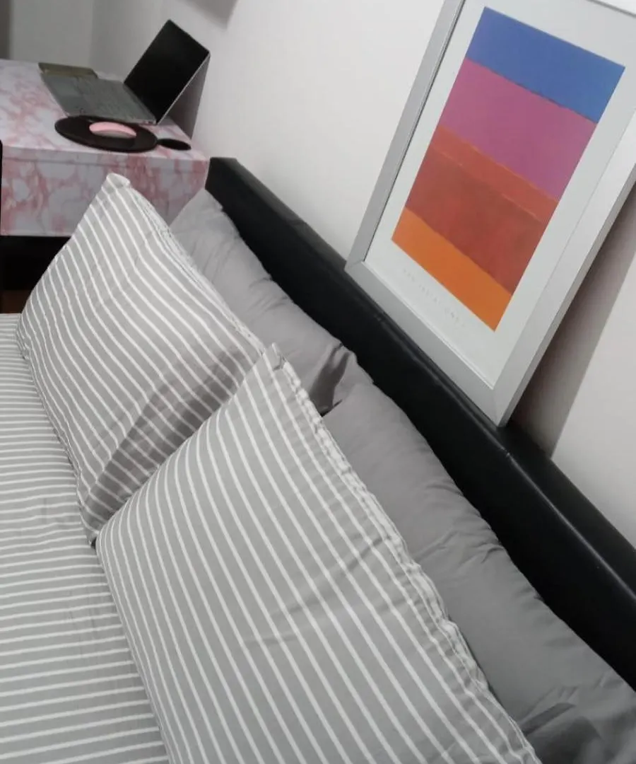 לונדון Exclusive Luxurious Double Bedroom In A Beautiful Shared Flat Close To Transit & Grocery Stores בית אירוח