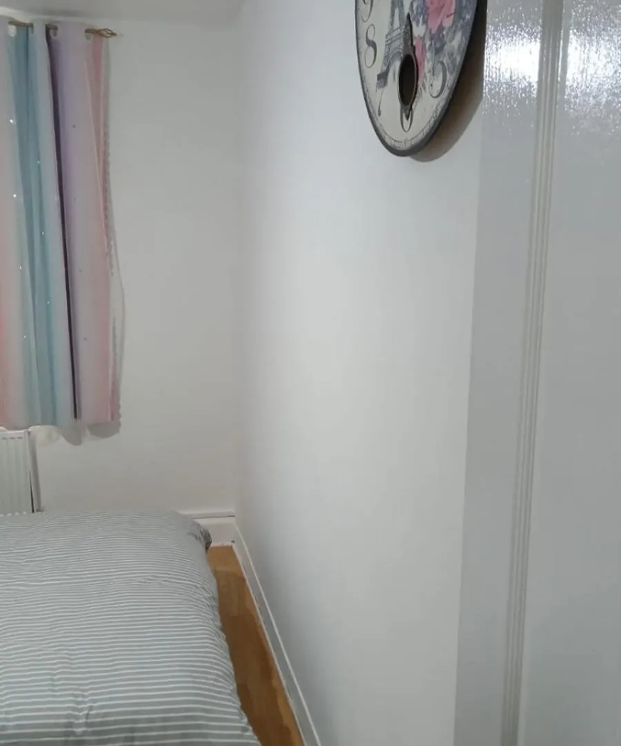 לונדון Exclusive Luxurious Double Bedroom In A Beautiful Shared Flat Close To Transit & Grocery Stores בריטניה