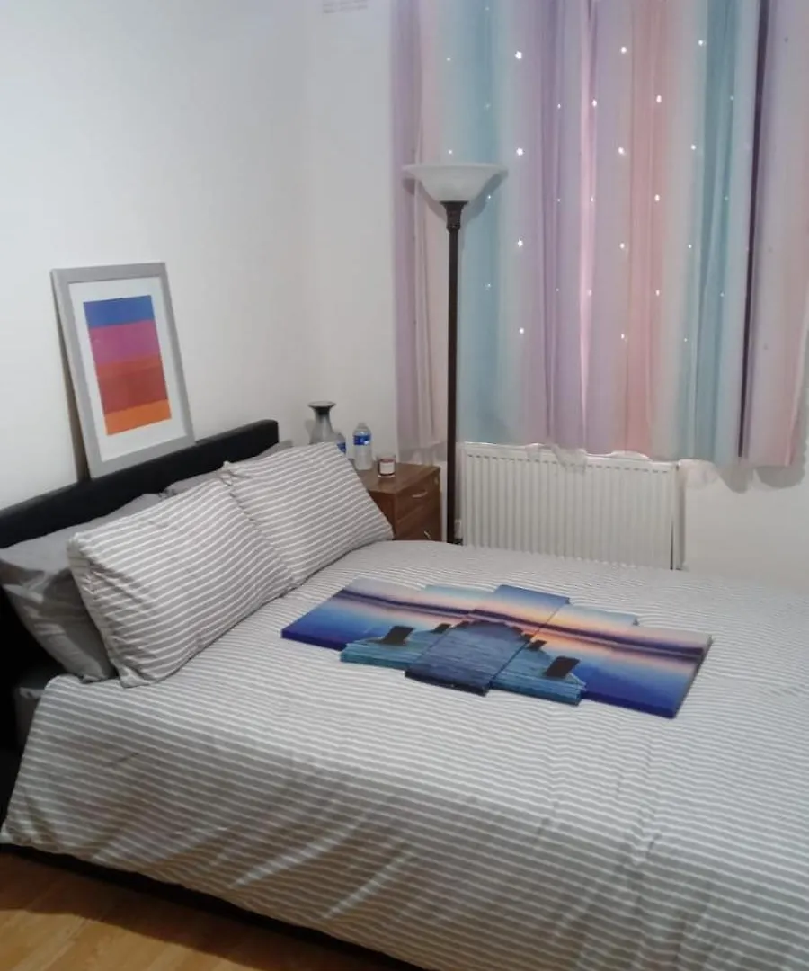 לונדון Exclusive Luxurious Double Bedroom In A Beautiful Shared Flat Close To Transit & Grocery Stores בית אירוח